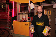 Christian Olsson von Eistüt z.B. vermarktet Cocktails aus der Tüte. Mit und ohne Alkohol: Tüte auf, Eis und Strohhalm rein, fertig (Eistuet.de) (©Foto: Martin Schmitz)